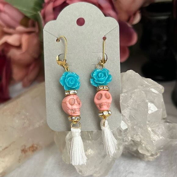 Howlite Scull Day Of the Dead Halloween Dangle Earrings - Picture 4 of 6